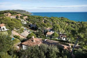 卡莱利亚德帕拉弗鲁赫尔Wonderful Apartment with Outstanding Views - Calella de Palfrugell的房屋和海洋的空中景致