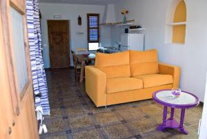 Los AlbaricoquesOlivares Rural的客厅配有沙发和桌子