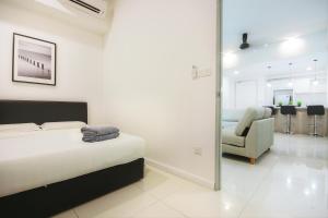 KEEN Suites@Sutera Avenue客房内的一张或多张床位