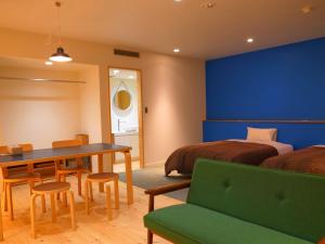 上田市Saihokuso inn的卧室配有一张床和一张桌子及椅子