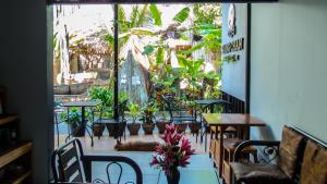 丽贝岛桑昌旅舍的一间设有桌椅和植物的餐厅