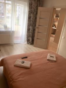 里加Kvartira v Rige的一间卧室配有一张床,上面有两条毛巾