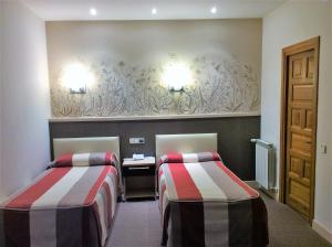 Yesa莱尔修道院酒店的酒店客房配有两张床和一张书桌