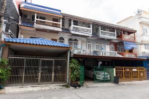 曼谷Mango 10 House的前面有门的建筑