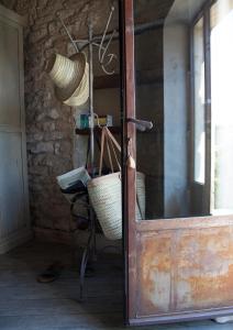 戈尔德Domaine Les Martins - Gordes的一个带椅子和篮子的房间的门