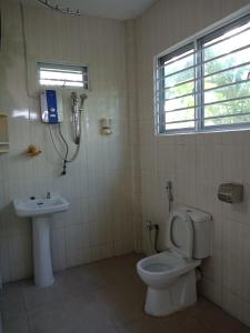 古晋Jazepuri - Jaze 2的一间带卫生间和水槽的浴室