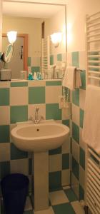 纽伦堡纽伦堡阿格尼斯舍弗酒店的一间带水槽和镜子的浴室