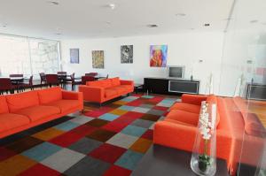 Vila RuivaINATEL Vila Ruiva的客厅配有橙色沙发和电视