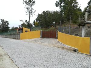 马尔科-德卡纳维泽斯Casas de Canavezes的一条有黄色围栏和建筑物的空路