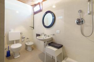 多马索bungalow campeggio madonnina的一间带卫生间、水槽和镜子的浴室