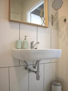 比亚瓦波德拉斯卡Apartament Studio 208的浴室设有白色水槽和镜子