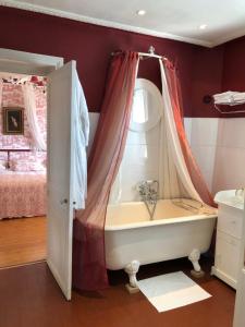 鲁昂VILLA la GLORIETTE的一间带窗户和床的浴缸的浴室