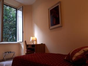 罗马亚提斯酒店的一间卧室设有一张床和一个窗口