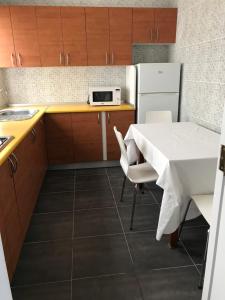阿雷西费Apartamento Centro de Arrecife的一间带桌子和微波炉的小厨房