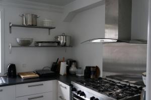 Oqaatsut索恩诺德里斯酒店 的厨房配有炉灶烤箱