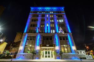纽瓦克纽瓦克市区特瑞普酒店 的一座高大的建筑,上面有蓝色的灯光
