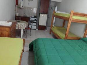 GualeguaychúMacaripana的带两张双层床和厨房的客房