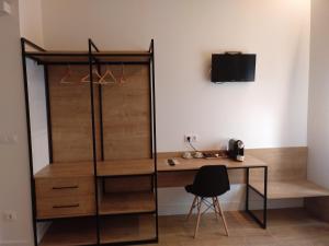 卡萨拉雷纳Hotel Entrerailes的客房设有书桌和衣柜。