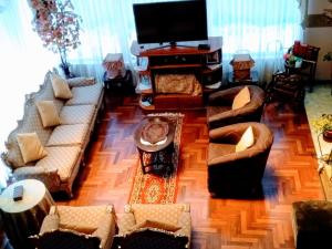 库斯科Residencial Belle Maison的带沙发和平面电视的客厅