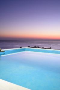 阿梅尼斯蒂斯卡沃斯湾一室公寓酒店的一座背景海洋的游泳池