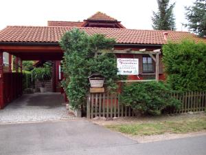 奥斯特巴德里克Ferienhaus " Uns Hüsung"的一座有栅栏和标志的房子