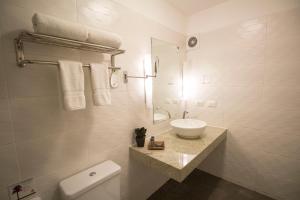 米拉弗洛雷斯拉尔科大地生活酒店的一间浴室