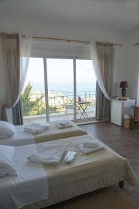 干尼亚阿克罗蒂里酒店的一间带两张床的卧室,享有海景
