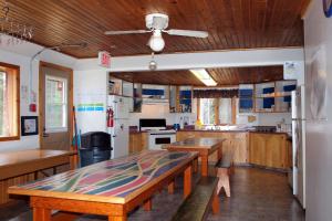 卡斯特尔朱克逊HI Castle Mountain - Hostel的厨房配有木制橱柜和一张带长凳的桌子。