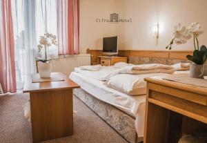 凯奇凯梅特Cifra Motel的酒店客房设有一张大床和一张书桌。