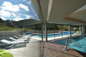 福尔加里亚Hotel La Baita的从房子里可欣赏到游泳池的景色