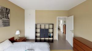 卢森堡2 Bedroom Penthouse in Gasperich的卧室配有床和走廊