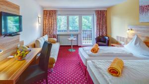 Heimbuchenthal克里斯特尔酒店的酒店客房配有两张床和一张书桌