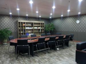 仁川市仁川机场酒店 的一间会议室,配有长桌子和椅子
