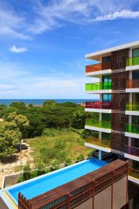 华欣Rocco Hua Hin Beach Seaview的公寓大楼设有游泳池和海洋