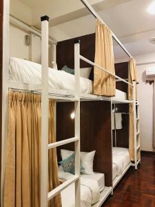 巴色Sanga Hostel的客房内的两张双层床