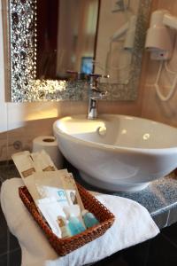 万象曼诺罗姆精品酒店的一间带水槽和白色水槽的浴室