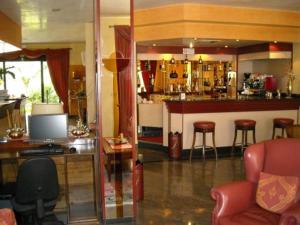 鲁别拉柯尔特酒店的一间设有酒吧、凳子和柜台的房间