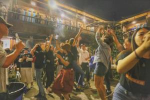 丽江丽江背包十年青年旅舍的一群人在派对上跳舞