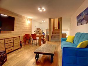 蒙热内夫尔La Durance的客厅配有蓝色的沙发和桌子