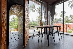 通萨拉帕岸岛椰子阁假日公园的一间带桌椅和窗户的用餐室