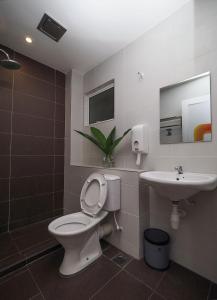 怡保S精品酒店的一间带卫生间和水槽的浴室