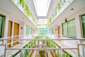 雅加达LeGreen Suite Tondano的绿色植物建筑的走廊