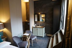 阿尔梅罗比瓦林之家的酒店客房设有水槽、椅子和镜子