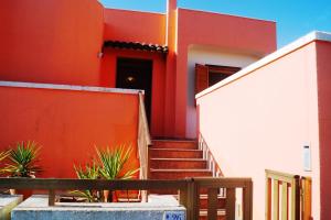 GeminiVilla Rosa的红色的建筑,楼梯通往门