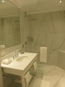 萨尔茨堡Boutiquehotel Villa Sissi的白色的浴室设有水槽和淋浴。