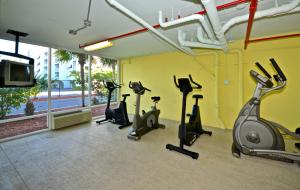 基韦斯特Sunrise Suites Cat Island Suite #205的健身房设有数辆健身自行车和电视