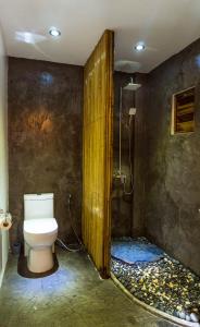 爱妮岛Focus Rooms的一间带卫生间和淋浴的浴室