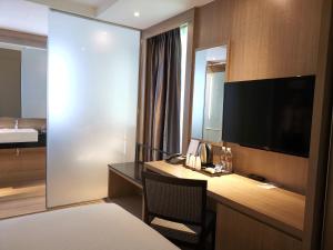 新山KSL温泉度假酒店的酒店客房配有书桌和电视。