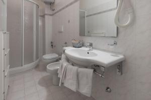 格罗塞托港罗萨海神公寓式酒店的白色的浴室设有水槽和卫生间。