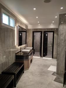 豪尔Tio Sea Resort的一间带水槽和镜子的大浴室